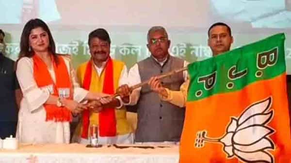 పశ్చిమ బెంగాల్లో కొనసాగుతున్న రాజకీయ వలసలు.. బీజేపీలో చేరిన బెంగాలీ నటి స్రబంతి ఛటర్జీ