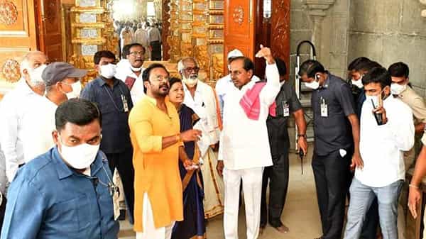 Yadadri Temple: ప్రపంచ దేవాలయాల్లో యాదాద్రి ప్రత్యేకత చాటుకోబోతోంది.. అధికారులతో సమీక్షలో ముఖ్యమంత్రి కేసీఆర్ కీలక వ్యాఖ్యలు..