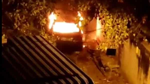 Kadapa Crime News: అర్థరాత్రి రెచ్చిపోయిన ఆగంతకులు.. హైకోర్టు న్యాయవాదికి చెందిన మూడు కార్లకు నిప్పు