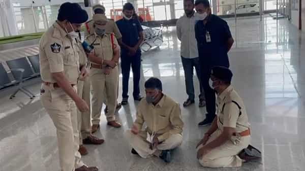 Chandrababu Protest: తిరుపతి ఎయిర్పోర్టులో తీవ్ర ఉద్రిక్తత.. పోలీసుల తీరుకు నిరసనగా బైఠాయించిన చంద్రబాబు..