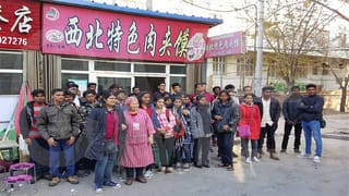 Viral Video: నడిరోడ్డుపై చేపలు పట్టి, స్నానం చేసిన సామాజిక కార్యకర్త.. వీడియో వైరల్.. అసలేం జరిగిందంటే..