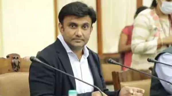 కరోనా సెకండ్ వేవ్ మొదలైంది.. జాగ్రత్తగా ఉండండి: కర్ణాటక మంత్రి హెచ్చరిక
