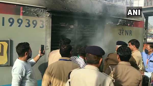 Fire Accident: శతాబ్ది ఎక్స్ప్రెస్ రైల్లో అగ్ని ప్రమాదం.. లగేజ్ కంపార్ట్మెంట్లో చెలరేగిన మంటలు.. రంగంలోకి దిగిన ఫైర్ సిబ్బంది..