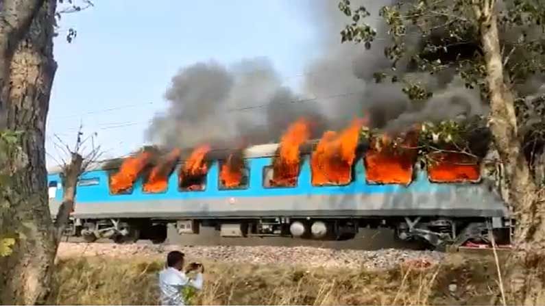 Breaking,  Fire at Shatabdi Express : ఢిల్లీ నుంచి డెహ్రాడూన్‌ వెళ్తున్న శతాబ్ది ఎక్స్‌ప్రెస్‌లో పెద్ద ఎత్తున మంటలు, పలు బోగీలు దగ్ధం