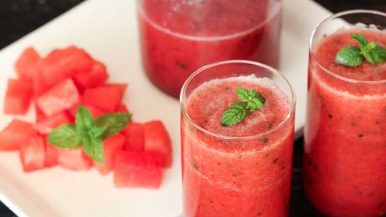 పుచ్చకాయ రసం : నీటి శాతం అధికంగా ఉండే పుచ్చకాయ రోగనిరోధక శక్తిని పెంచడమే కాకుండా ఇన్ఫెక్షన్ల బారి నుంచి కాపాడుతుంది. ఇందులో ఎ, సి విటమిన్లతో పాటు మెగ్నీషియం, జింక్‌ వంటి పోషకాలు ఉంటాయి. నేరుగా తినడం ఇష్టం లేని వారు రసం చేసుకొని కూడా తాగవచ్చు.