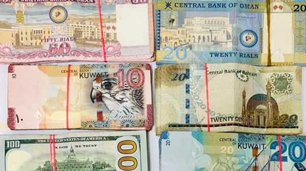 Foreign currency : స్వీట్ బాక్స్లో విదేశీ కరెన్సీ తరలింపు.. ఐడియా అదిరింది.. కానీ ఎలా దొరికాడో తెలుసా?..