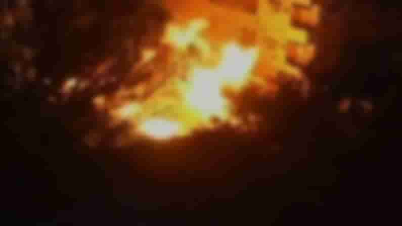 Gas cylinder Blast: ఆదిలాబాద్‌ జిల్లాలో అగ్ని ప్రమాదం.. సిలిండర్‌ పేలి వ్యక్తి సజీవదహనం.. నాలుగు టిప్పర్లు, ట్రాక్టర్‌ దగ్ధం