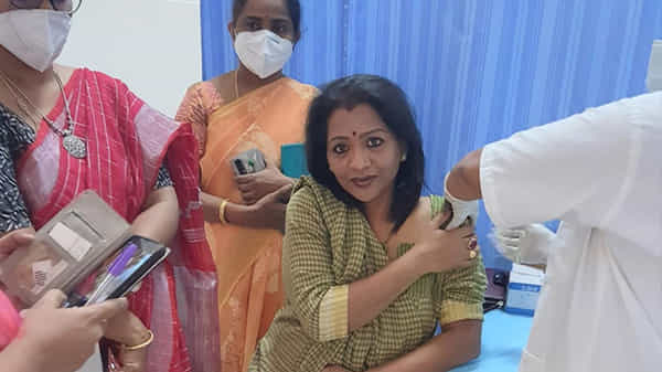 జీహెచ్ఎంసీ మేయర్కు కరోనా వ్యాక్సిన్.. టీకా పట్ల అపోహలు అక్కరలేదన్న విజయలక్ష్మి