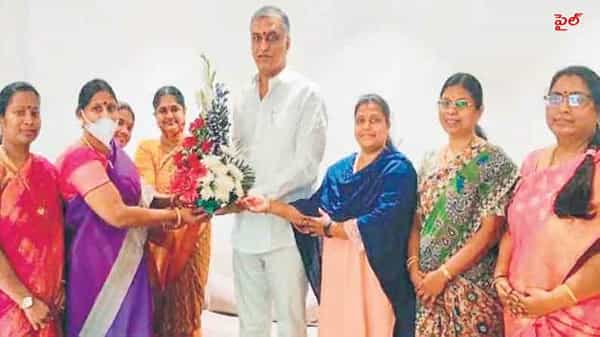 మహిళలకు తెలంగాణ సర్కార్ తీపికబురు.. త్వరలో వడ్డీలేని రుణాలు అందిస్తామన్న మంత్రి హరీశ్రావు