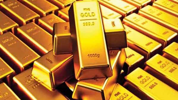 Smuggling: శంషాబాద్ ఎయిర్పోర్టులో భారీగా పట్టుబడిన బంగారం, యూఎస్ డాలర్లు.. లెక్క చూస్తే షాకే..
