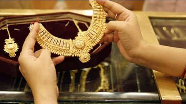 Gold Price Today: తగ్గిన బంగారం ధరలు... శనివారం దేశ వ్యాప్తంగా 10 గ్రాముల గోల్డ్ ధర ఎంతంటే..