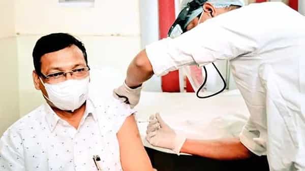 Covid vaccine: వ్యాక్సిన్ తీసుకున్నా.. గుజరాత్ మంత్రికి కరోనా పాజిటివ్.. ట్వీట్ చేసిన ఈశ్వర్ సింగ్..