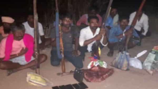 Guns seized: వికరాబాద్లో నాటు తుపాకుల కలకలం.. 10 మంది అరెస్టు, నాలుగు నాటు తుపాకులు, 9 మొబైళ్లు, 5 బైక్లు స్వాధీనం