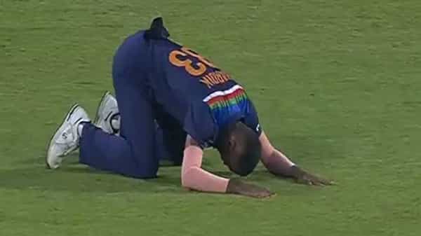 Hardik Pandya: శిఖర్ ధావన్ స్టన్నింగ్ క్యాచ్.. పాండ్య షాక్.. రెండు చేతులు జోడించి మోకాళ్లపై కూర్చొని...