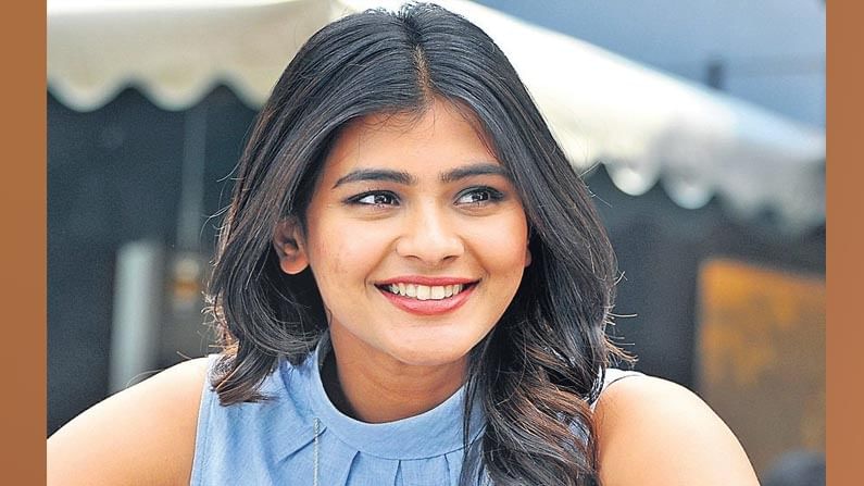 Hebah Patel: చీరలో కట్టులో చెట్టు ఎక్కిన కుమారి.. ఇంతకీ అక్కడ ఏం చేస్తుందనేగా.. మీరే చూడండి..