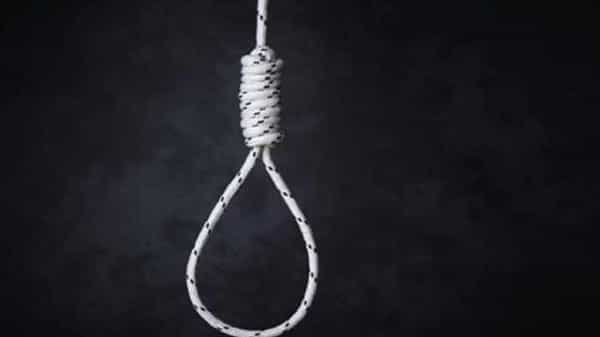 IIIT Student Suicide: హాస్టల్ గదిలో ఉరేసుకొని చనిపోయిన ట్రిపుల్ ఐటీ విద్యార్థిని.. ప్రేమ వ్యవహారమే కారణం.?