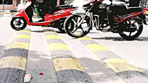 Illegal Speed Breakers: అనుమతి లేకుండా స్పీడ్ బ్రేకర్లు వేసినందుకు ఆర్మీ స్కూల్కి జరిమానా.. ఇది చట్ట విరుద్ధమైన పని..
