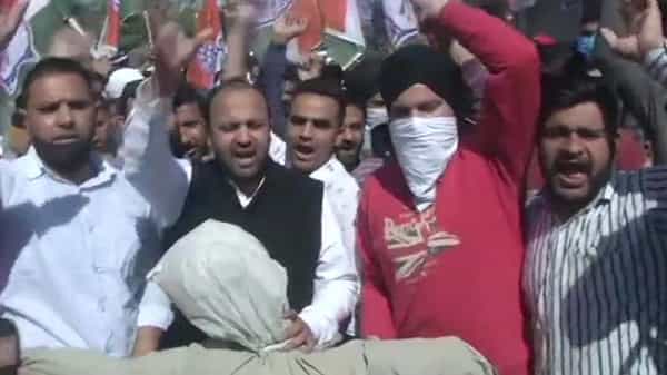 Ghulam Nabi Azad: మోదీని ప్రశంసిస్తారా..? గులాంనబీ ఆజాద్పై కాంగ్రెస్ కార్యకర్తల ఆగ్రహం.. దిష్టిబొమ్మ దగ్ధం..