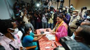 Khushbu Sundar files nomination : థౌజండ్ లైట్స్ కి నామినేషన్ దాఖలు చేసిన బీజేపీ నేత, సినీ నటి ఖుష్బూ