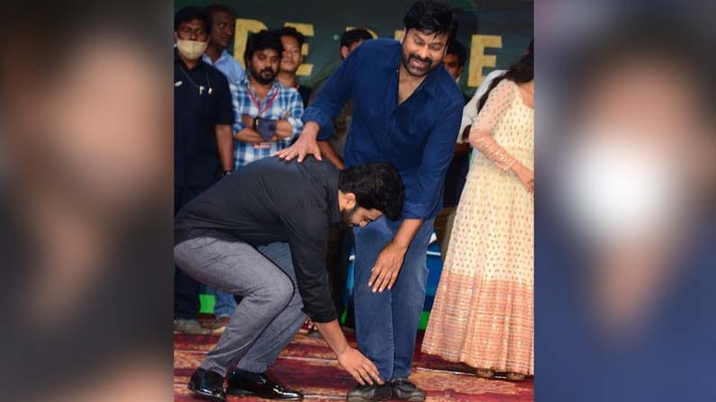 మొదటిసారి శర్వానంద్ నేను కలిసి ఒక యాడ్ లో చేశామని. ఆసమయంలో నేను అడగ్గానే వెంటనే ఒప్పుకున్నాడని మెగాస్టార్ గుర్తు చేసుకున్నారు. ఫస్ట్ టైం స్క్రీన్ పై శర్వా కనిపించింది అప్పుడే అన్నారు చిరు. 