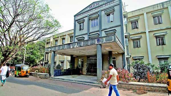 Corona: వరంగల్ ఎంజీఎంలో కరోనా కలకలం.. 20 మంది డాక్టర్లకు పాజిటివ్.. జిల్లాలో భారీగా కేసులు