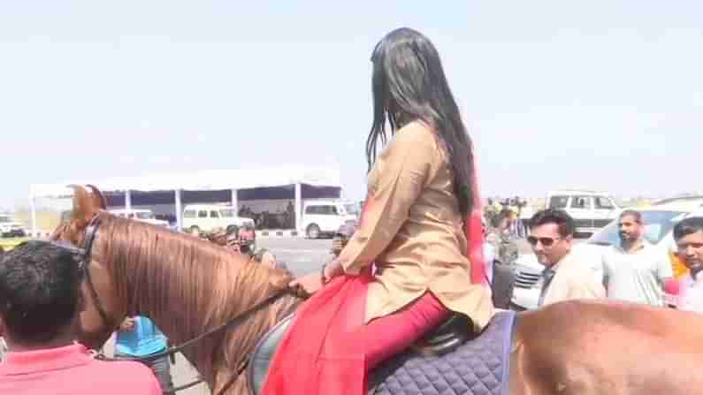 MLA Horse Ride: గుర్రంపై స్వారీ చేస్తూ అసెంబ్లీకి వచ్చిన ఎమ్మెల్యే.. నెట్టింట్లో తెగ వైరల్ అయిన ఫోటోలు, వీడియోలు..