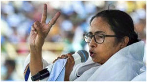 Mamata Banerjee: ఈసీ బ్యాన్‌కు నిరసనగా మమతా బెనర్జీ ధర్నా... పెయింటింగ్స్ వేస్తూ...