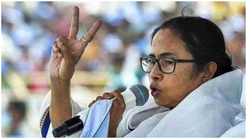 Mamata Banerjee: ఈసీ బ్యాన్‌కు నిరసనగా మమతా బెనర్జీ ధర్నా... పెయింటింగ్స్ వేస్తూ...