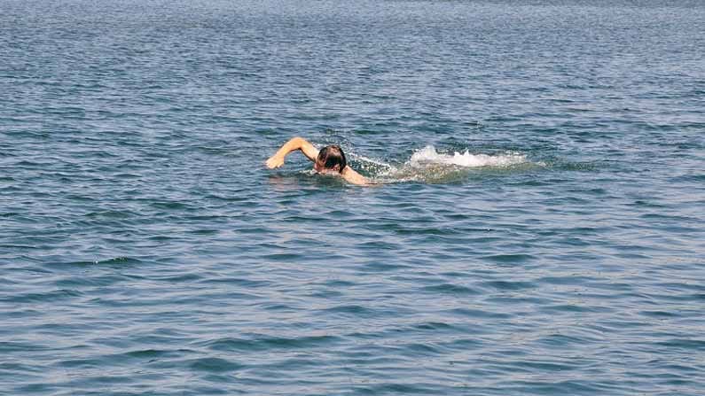 నడి సముద్రంలో ప్రమాదం.. కళ్లముందే ఒక్కొక్కటిగా పోతున్న ప్రాణాలు.. ఓ యువకుడు మాత్రం ఏం చేశాడంటే..