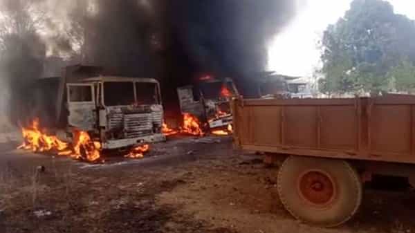 Mao Attack : ఛత్తీస్ఘడ్ రాష్ట్రంలో మావోల విధ్వంసం.. రహదారి పనులకు వినియోగిస్తున్న 17 వాహనాల దగ్ధం..