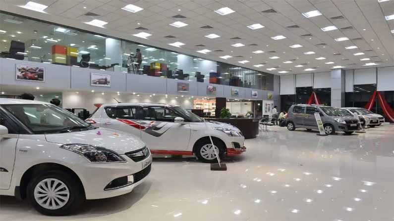 Maruti Suzuki: దేశీయ అతిపెద్ద కార్ల తయారీ సంస్థ మారుతీ సుజుకీ ఈ ఏప్రిల్‌ నుంచి తన అన్ని రకాల కార్లమోడళ్లపై ధరలు పెంచుతున్నట్లు ప్రకటించింది. ముడి పదార్థాల ధరలు, ఇన్‌పుట్‌ వ్యయాలు పెరగడంతో ధరలను పెంచక తప్పడం లేదని కంపెనీ చెప్పుకొచ్చింది  దీంతో కారు కొనుగోలు చేసే వారిపై తీవ్ర ప్రభావం పడే అవకాశం ఉంటుంది. దేశీ దిగ్గజ కార్ల తయారీ సంస్థ అయిన మారుతీ సుజుకీ కార్ల ధరలను పెంచుతున్నట్లు ప్రకటించింది. ఉత్పత్తి వ్యయాలు పెరుగుదల కారణంగా కార్ల ధరలు పెంచాల్సి వస్తోందని మారుతీ సుజుకీ ఇండియా తెలిపింది.