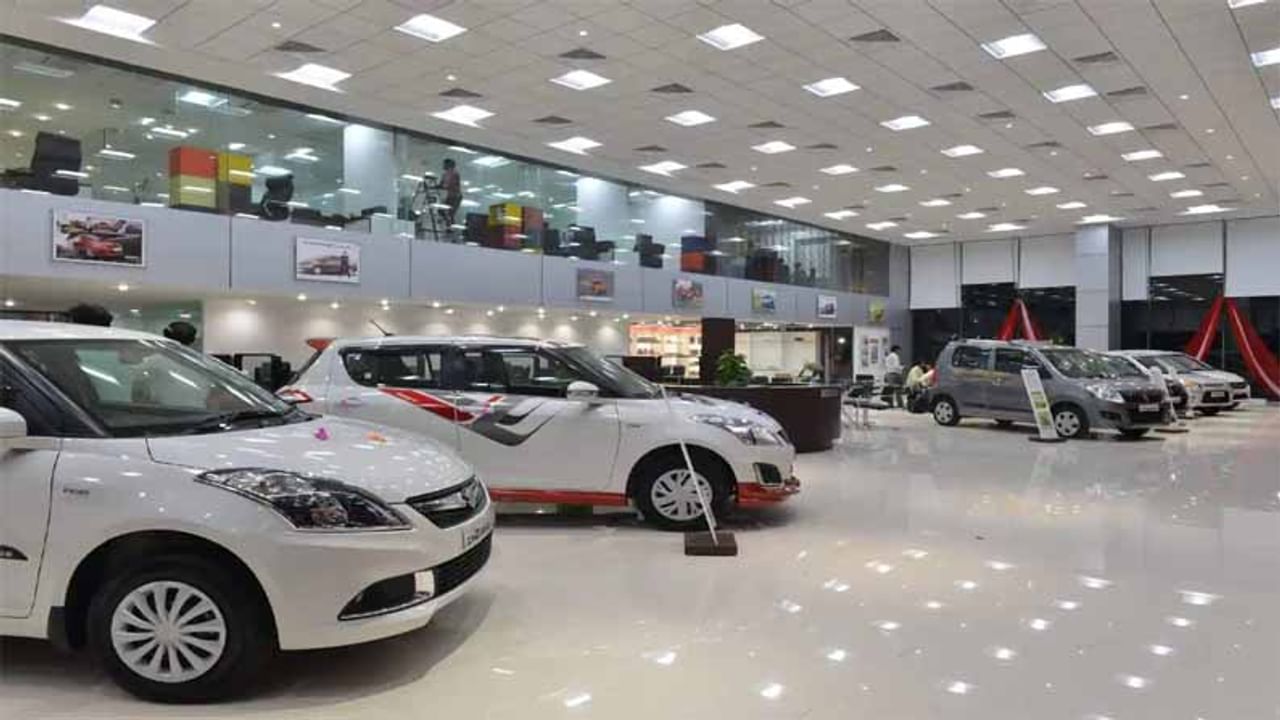 Maruti Suzuki: దేశీయ అతిపెద్ద కార్ల తయారీ సంస్థ మారుతీ సుజుకీ ఈ ఏప్రిల్‌ నుంచి తన అన్ని రకాల కార్లమోడళ్లపై ధరలు పెంచుతున్నట్లు ప్రకటించింది. ముడి పదార్థాల ధరలు, ఇన్‌పుట్‌ వ్యయాలు పెరగడంతో ధరలను పెంచక తప్పడం లేదని కంపెనీ చెప్పుకొచ్చింది  దీంతో కారు కొనుగోలు చేసే వారిపై తీవ్ర ప్రభావం పడే అవకాశం ఉంటుంది. దేశీ దిగ్గజ కార్ల తయారీ సంస్థ అయిన మారుతీ సుజుకీ కార్ల ధరలను పెంచుతున్నట్లు ప్రకటించింది. ఉత్పత్తి వ్యయాలు పెరుగుదల కారణంగా కార్ల ధరలు పెంచాల్సి వస్తోందని మారుతీ సుజుకీ ఇండియా తెలిపింది.