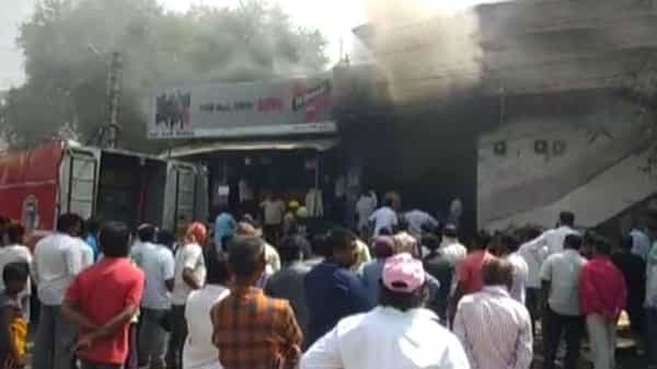 Wine Shop Fire Accident: వైన్స్ షాపులో భారీ అగ్ని ప్రమాదం.. 10 లక్షల ఆస్తి నష్టం.. మూడు ఫైరింజన్లతో మంటలు అదుపులోకి..