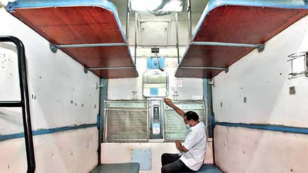 Indian Railway: ట్రైన్ జర్నీ.. మిడిల్ బెర్త్లో ఎప్పుడు పడితే అప్పుడు పడుకోలేరు.. ఎందుకంటే..?
