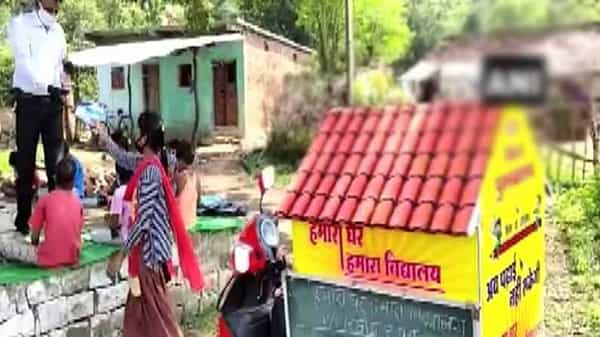 సరిలేరు మీకెవ్వరు.. స్కూటర్పైనే బ్లాక్బోర్డ్, మినీ లైబ్రరీ.. కరోనా సమయంలో విద్యార్థుల వద్దకు విద్య