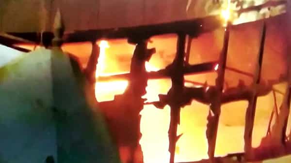 Fire Breaks out in Hospital: మహారాష్ట్రలో దారుణం.. కోవిడ్ కేర్ హాస్పిటల్లో భారీ అగ్ని ప్రమాదం.. ఇద్దరు సజీవ దహం..