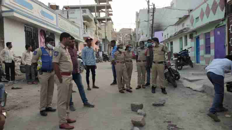 Murder in Hyderabad: హైదరాబాద్‌లో దారుణం.. నడిరోడ్డుపై కత్తులతో వెంటాడి వేటాడి హత్య.. హడలిపోయిన జనాలు..