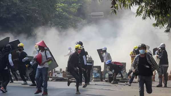 Myanmar Violence: మయన్మార్లో దారుణం.. రెచ్చిపోయిన భద్రతా బలగాల కాల్పులు.. 90 మందికిపైగా మృతి..