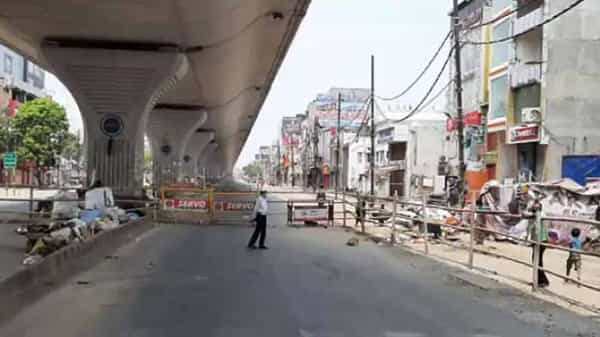 Lockdown: పెరుగుతున్న కరోనా కేసులు.. మళ్లీ లాక్డౌన్ దిశగా ఆలోచన.. షాపుల వద్ద బారులు తీరుతున్న జనాలు