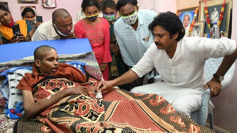 Pawan Kalyan: క్యాన్సర్తో బాధపడుతున్న అభిమానిని పరామర్శించిన పవన్.. గణపతి విగ్రహాన్ని అందించి.. అండగా ఉంటానని భరోసా..