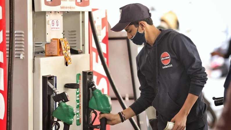 Petrol Diesel Rates: దేశంలోని చాలా చోట్ల స్థిరంగా పెట్రోల్‌, డీజిల్ ధరలు.. కానీ తెలుగు రాష్ట్రాల్లో మాత్రం ఇలా...!
