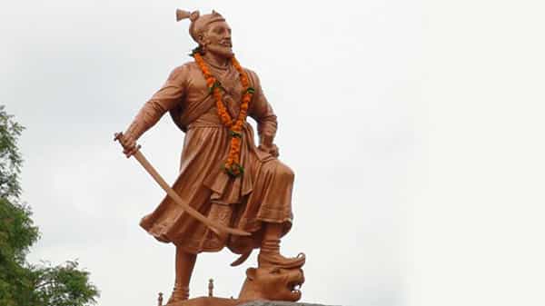 వీరుడి జీవిత కథలో నటించనున్న రాజకీయ నాయకుడు. ఇంతకీ ఎవరా నేత..? ఏంటా సినిమా.? ఏంటా కథ..?