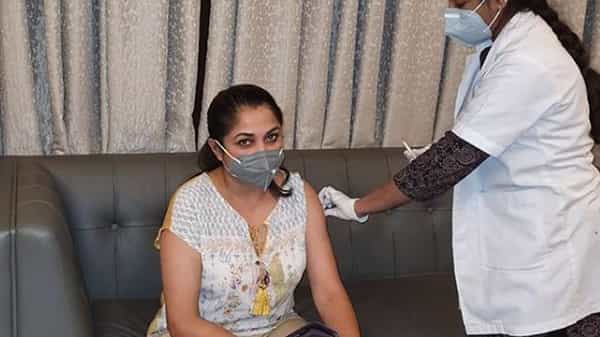 Ramya Krishnan: కరోనా వ్యాక్సిన్ తీసుకున్న ఎవర్గ్రీన్ రమ్యకృష్ణ.. నెటిజన్ల కామెంట్స్ నెక్ట్స్ లెవల్