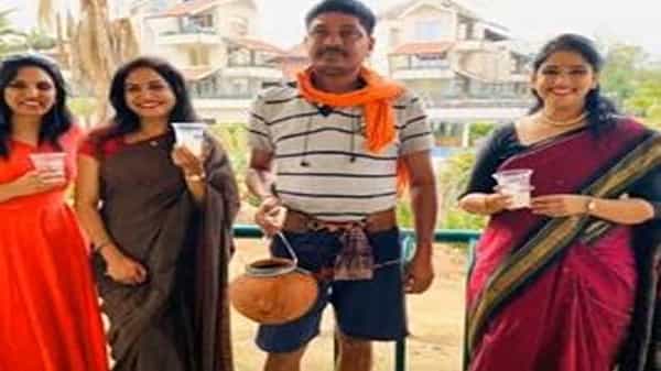 Singer Sunitha : రిసార్ట్ లో ఓ టీవీ షో షూటింగ్.. కల్లు గీత కార్మికులతో సందడి చేసిన సింగర్ సునీత