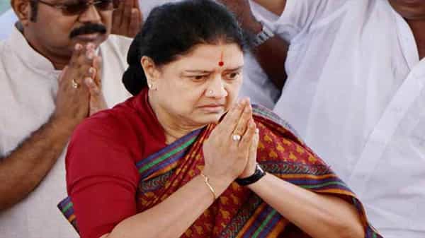 తమిళనాడు చిన్నమ్మ సంచలన నిర్ణయం... రాజకీయాలనుంచి తప్పుకుంటున్నట్లు ప్రకటించిన శశికళ