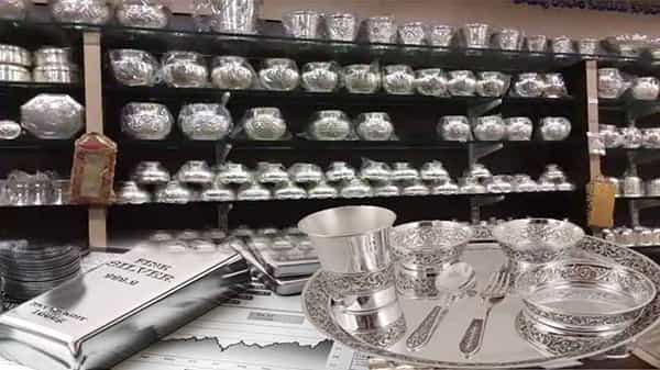 Silver Price Today: తగ్గుతున్న వెండి ధరలు.. ప్రధాన నగరాల్లో తాజాగా రేట్లు ఎలా ఉన్నాయంటే..?