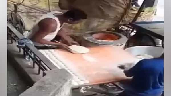 Man Spitting On Rotis: అసలు ఇదేం పాడు బుద్ధి.. అందరూ తినాల్సిన రోటీలపై ఎందుకు ఉమ్మివేస్తున్నారు.?