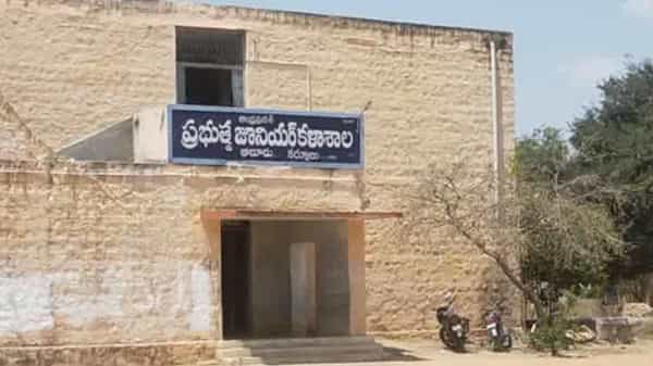 ఆలూరులో స్టూడెంట్స్ మధ్య గ్యాంగ్వార్.. చిన్న గొడవ ముదిరి, ముదిరి పరస్పర దాడులు.. విజువల్స్