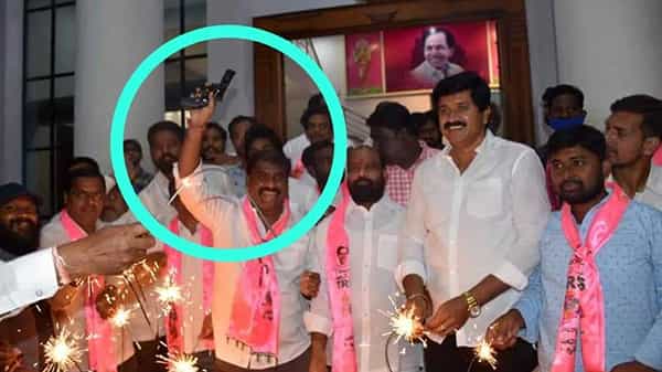 TRS Party: ఎమ్మెల్సీ ఎన్నికల్లో ఘన విజయం.. రెచ్చిపోయిన టీఆర్ఎస్ నేత.. తెలంగాణ భవన్లో ‘గన్’తో హల్చల్..