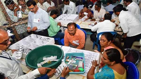 కొనసాగుతున్న పట్టభద్రుల ఎమ్మెల్సీ ఓట్ల లెక్కింపు... మూడో రౌండ్లో స్వల్ప అధిక్యంలో టీఆర్ఎస్ అభ్యర్థి వాణీదేవి